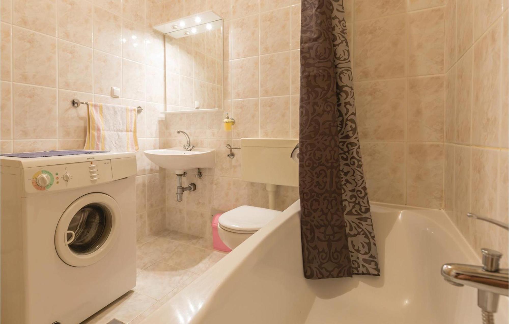 Stunning Apartment In Makarska With Kitchen 외부 사진