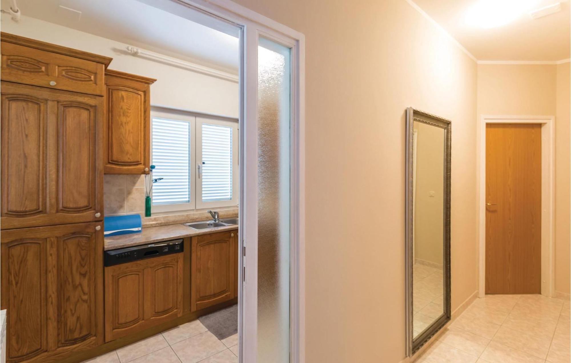 Stunning Apartment In Makarska With Kitchen 외부 사진