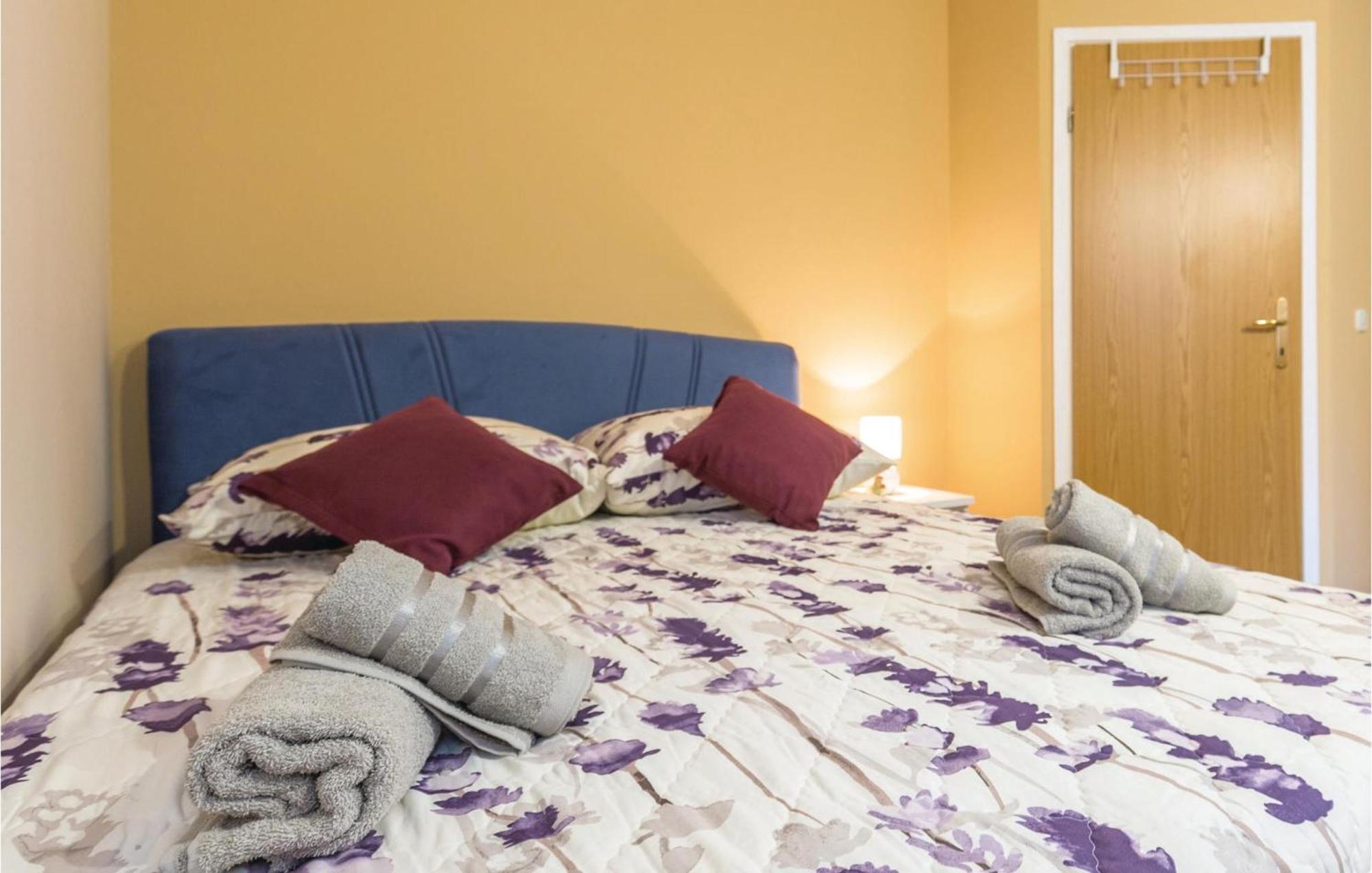 Stunning Apartment In Makarska With Kitchen 외부 사진